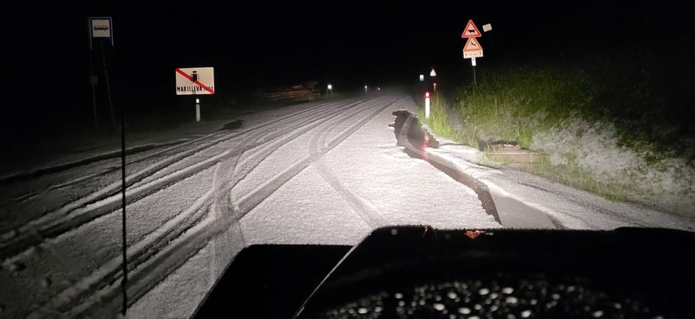 Imponente grandinata in Val di Sole: strade completamente imbiancate
